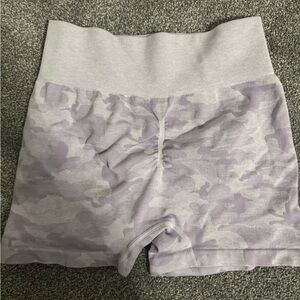 High-Waist Seamless Camo Knit Women’s Shorts - Light Lavender
